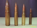 Vista comparativa del 11,35 Madsen con cartuchos calibre 7,65 x 54 mm, 7,62 x 51 mm y 5,56 x 45 mm